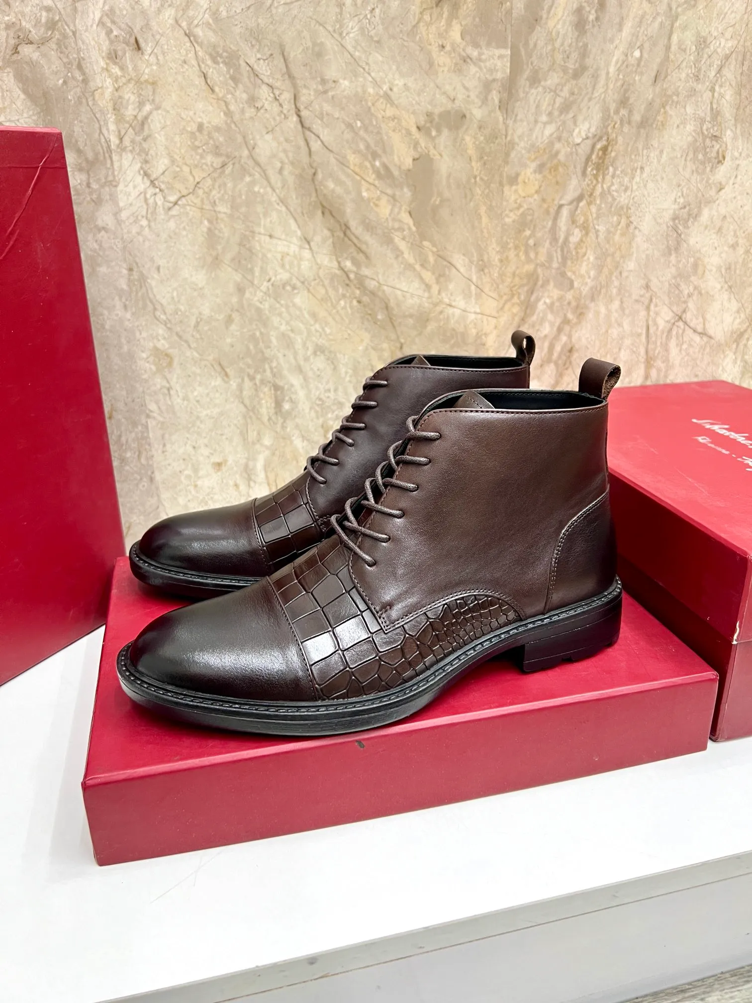 Original order quality: Men's shoes 💰700 Brand: Ferragamo (Ferragamo) One size larger: Men's size 38-44 (45 customized) Grade: Same style as the official website High-end men's shoes Material: Original cowhide, cowhide lining, original outsole Style category: Chelsea men's boots Fashion trend Color: Actual picture